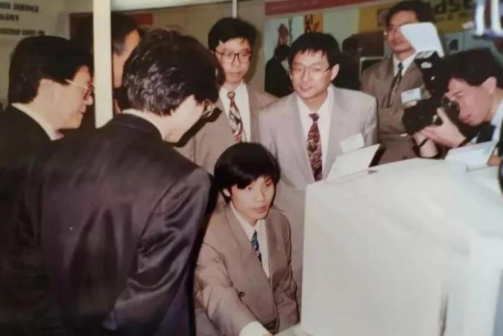 Young Lei Jun demonstrating the product