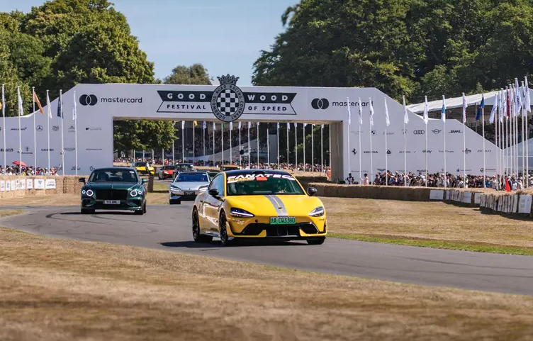 Xiaomi SU7 Ultra stun at Goodwood Festival