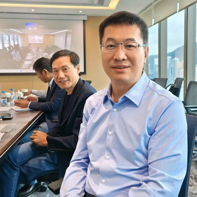 Xiaomi founder Lei Jun and CEO Lu Weibing held an internal meeting